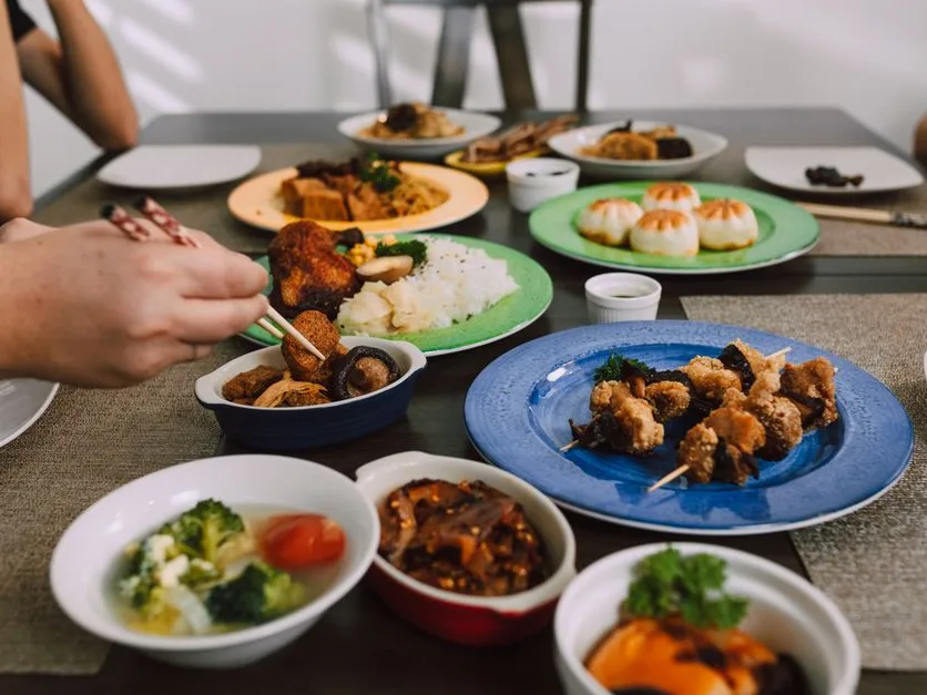 Plats faits maison partagés sur une table